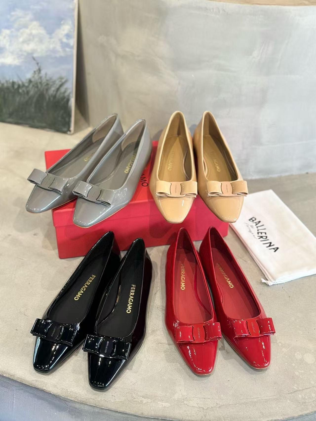 FERRACAM0 高品質パテントレザーリボンフラットシューズ【50％割引+送料無料】