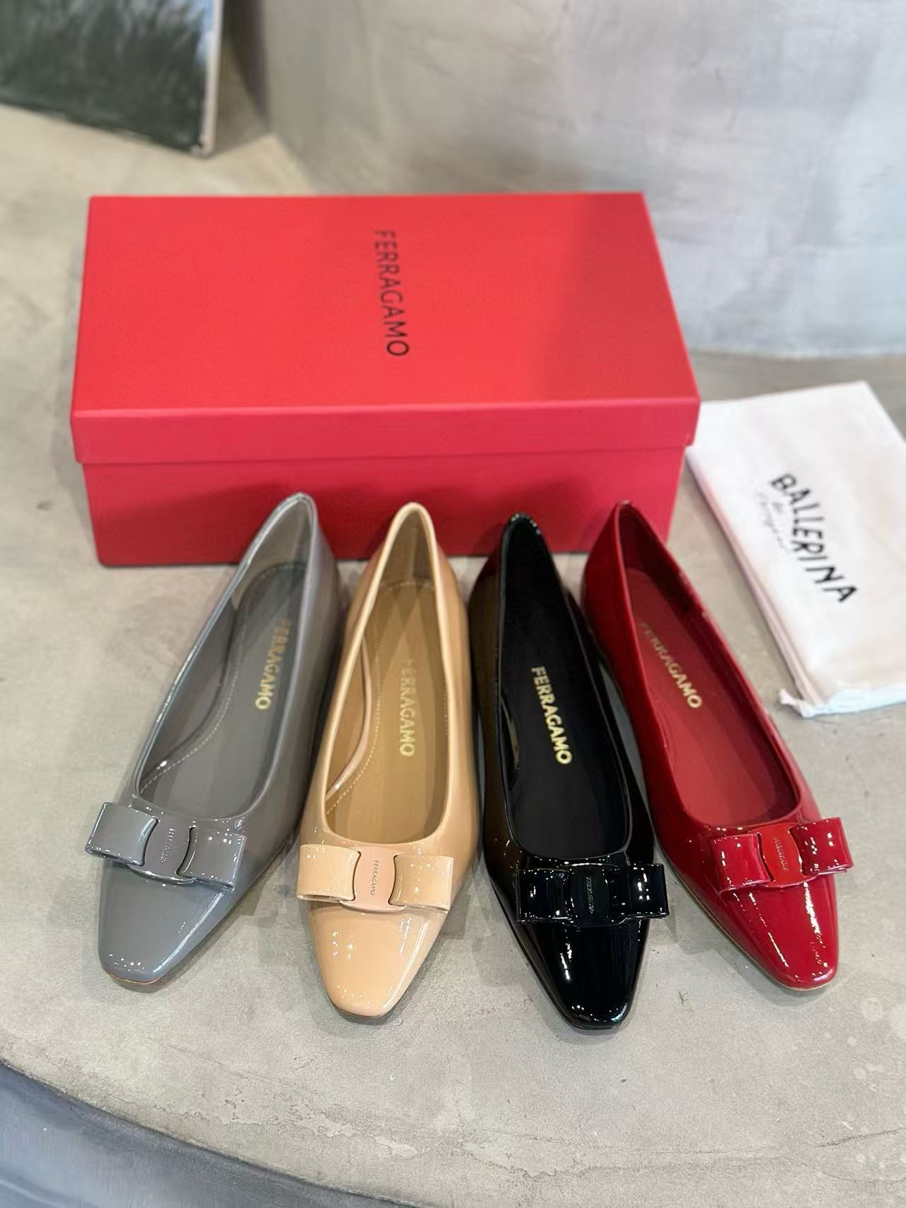 FERRACAM0 高品質パテントレザーリボンフラットシューズ【50％割引+送料無料】