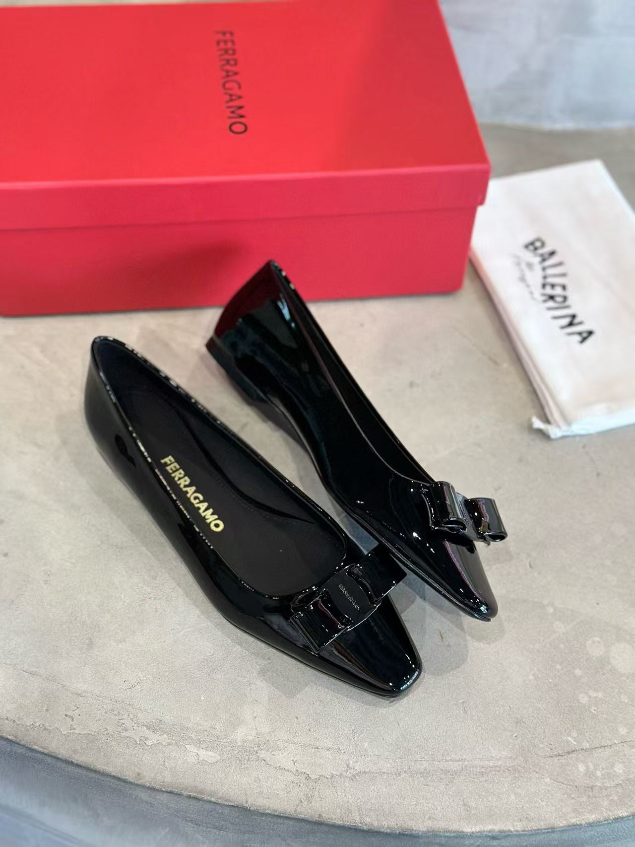 FERRACAM0 高品質パテントレザーリボンフラットシューズ【50％割引+送料無料】