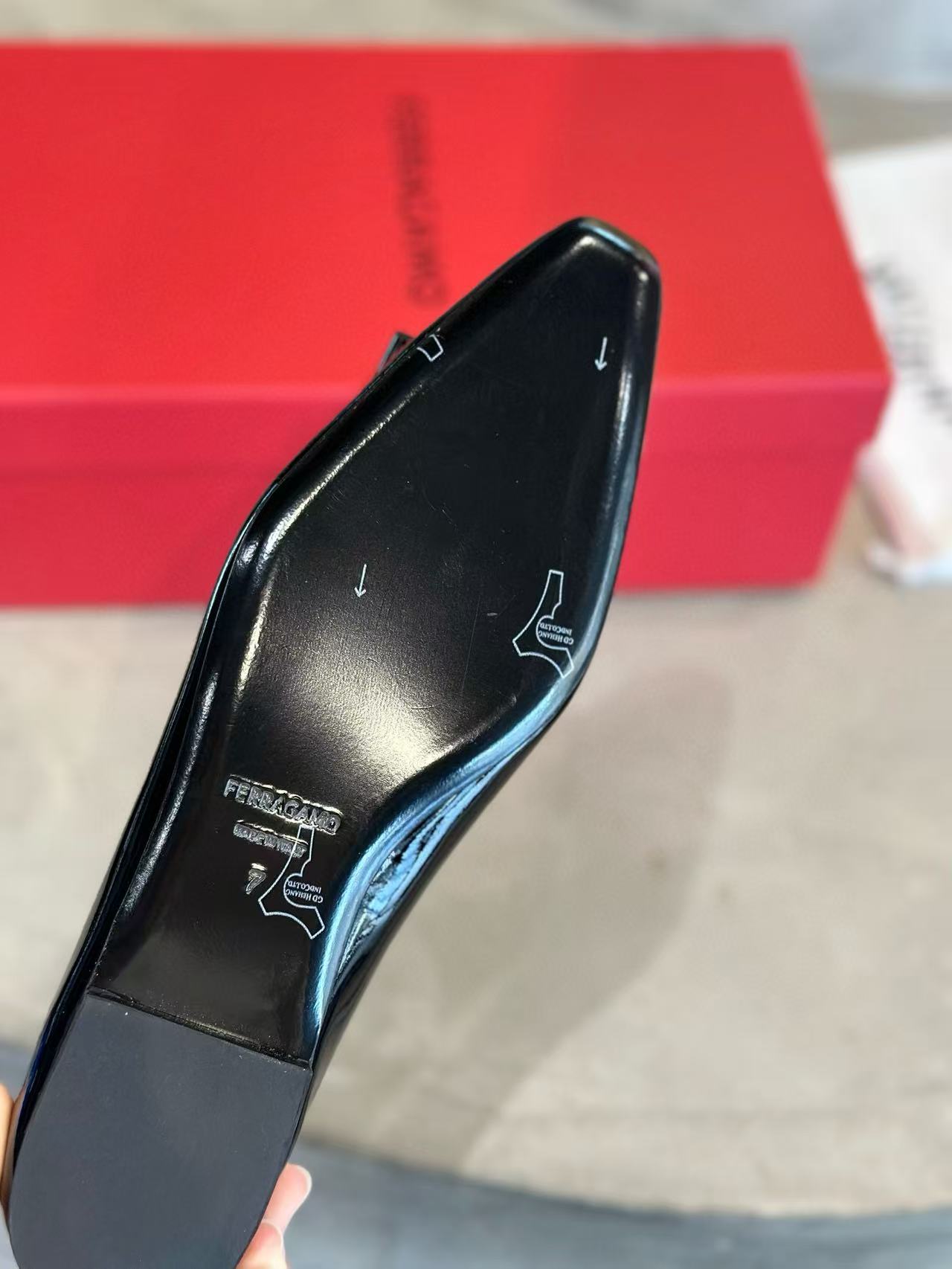 FERRACAM0 高品質パテントレザーリボンフラットシューズ【50％割引+送料無料】