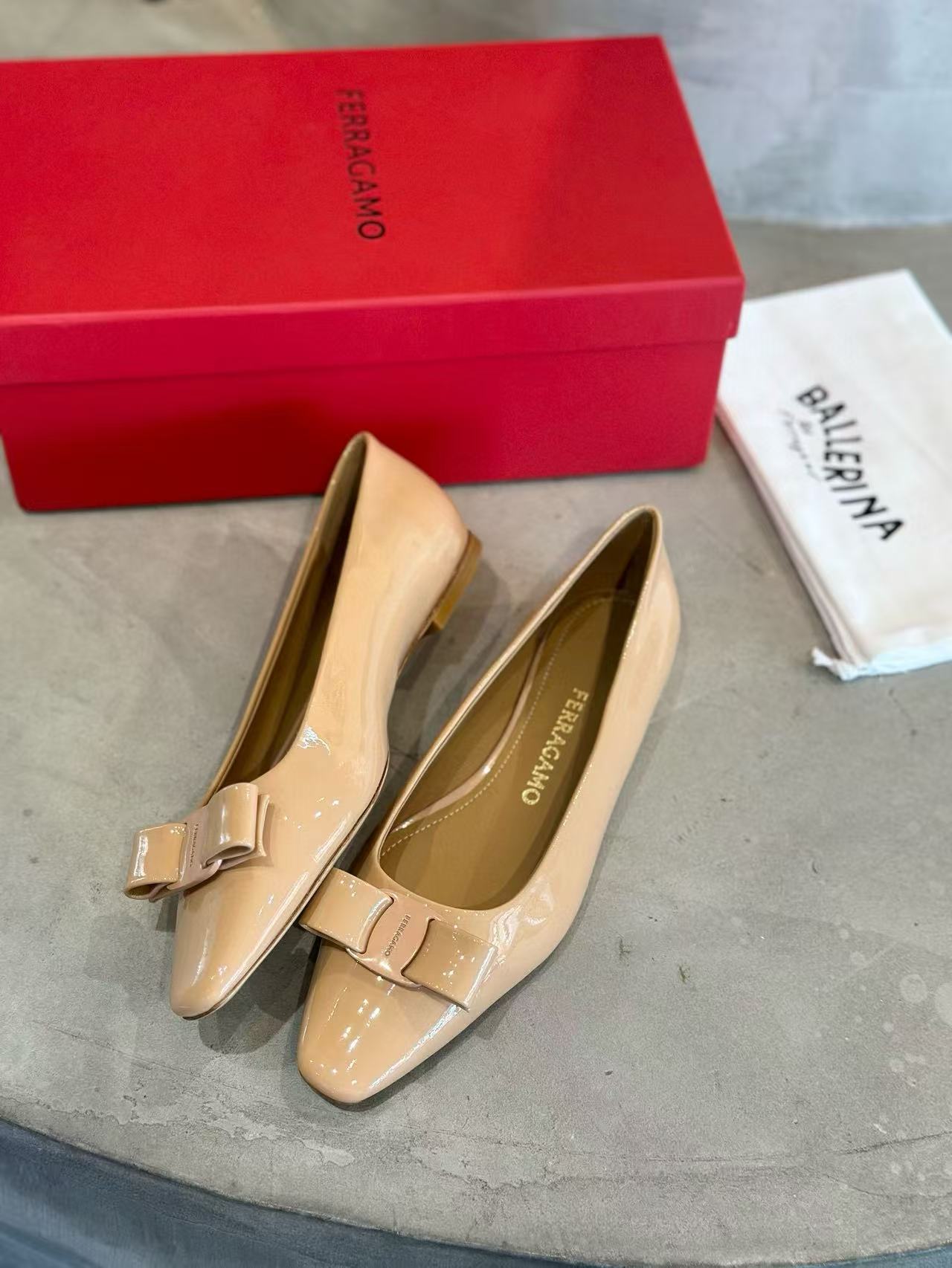 FERRACAM0 高品質パテントレザーリボンフラットシューズ【50％割引+送料無料】