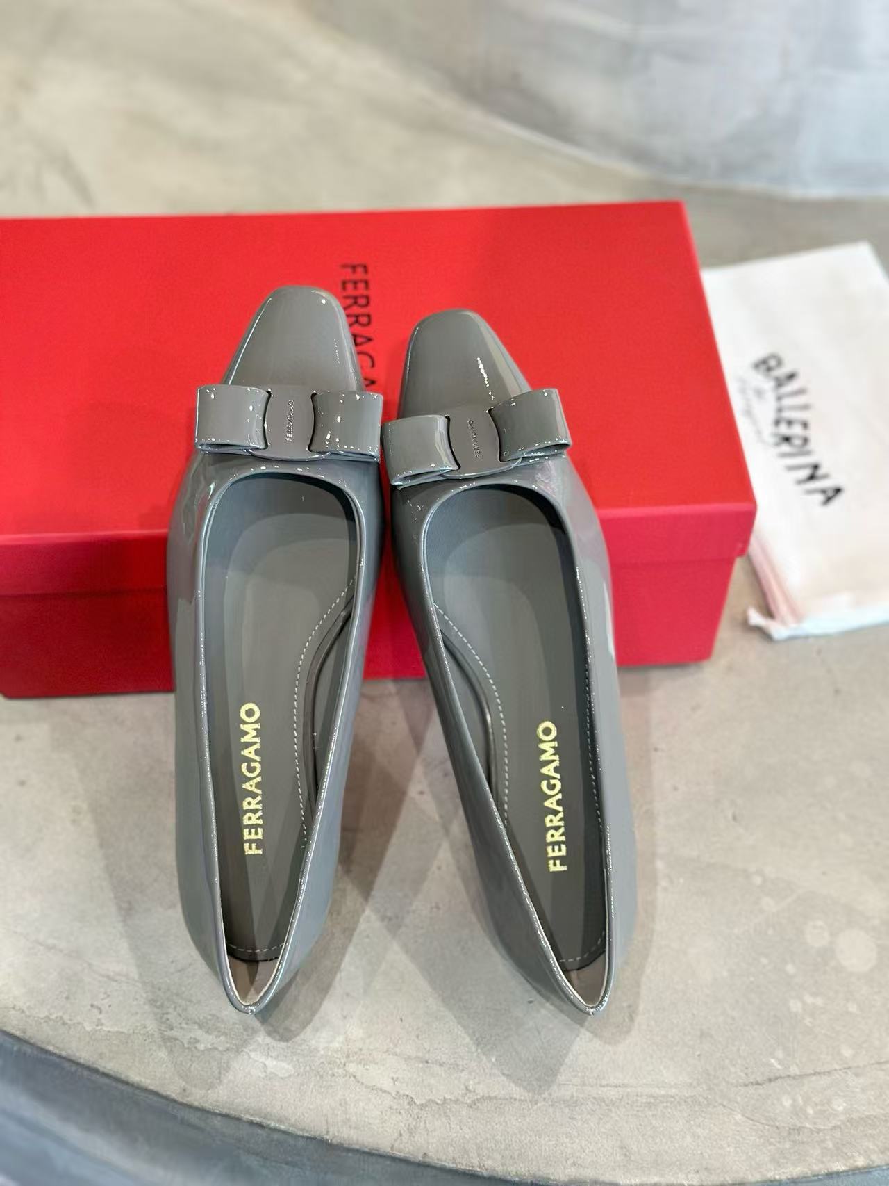 FERRACAM0 高品質パテントレザーリボンフラットシューズ【50％割引+送料無料】