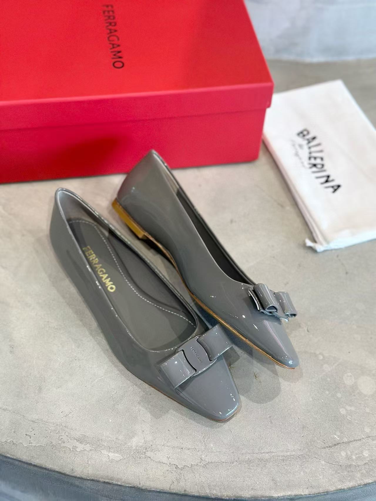 FERRACAM0 高品質パテントレザーリボンフラットシューズ【50％割引+送料無料】