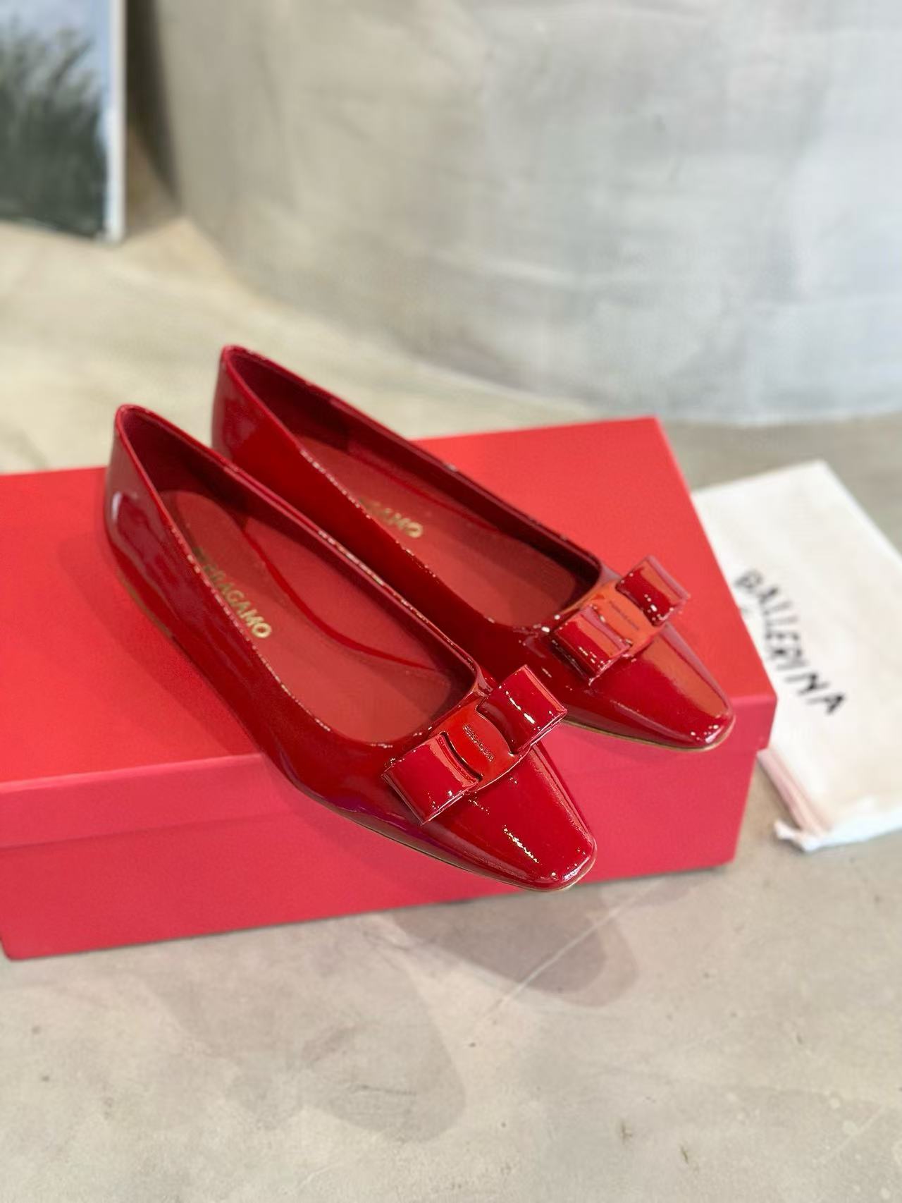 FERRACAM0 高品質パテントレザーリボンフラットシューズ【50％割引+送料無料】