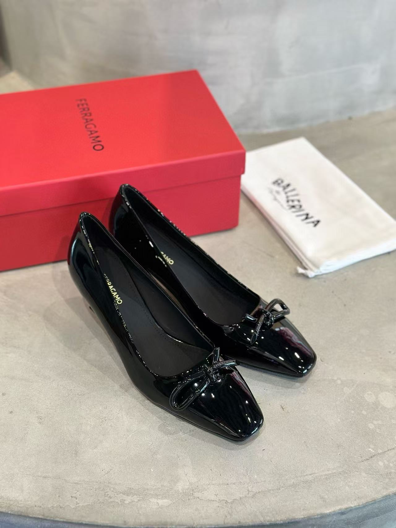 FERRACAM0 高品質の小さなスクエアヘッドハイヒール【50％割引+送料無料】