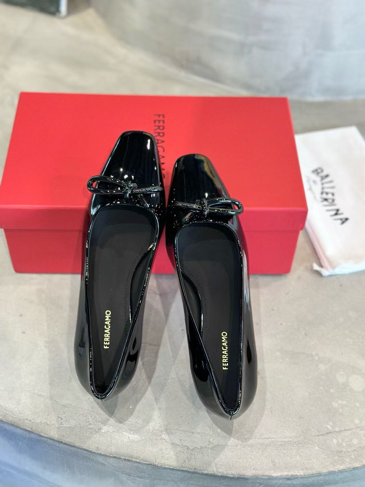 FERRACAM0 高品質の小さなスクエアヘッドハイヒール【50％割引+送料無料】