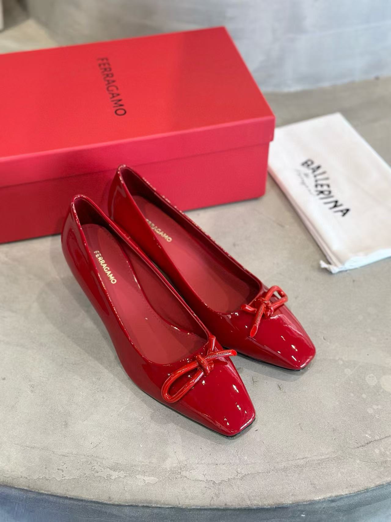 FERRACAM0 高品質の小さなスクエアヘッドハイヒール【50％割引+送料無料】