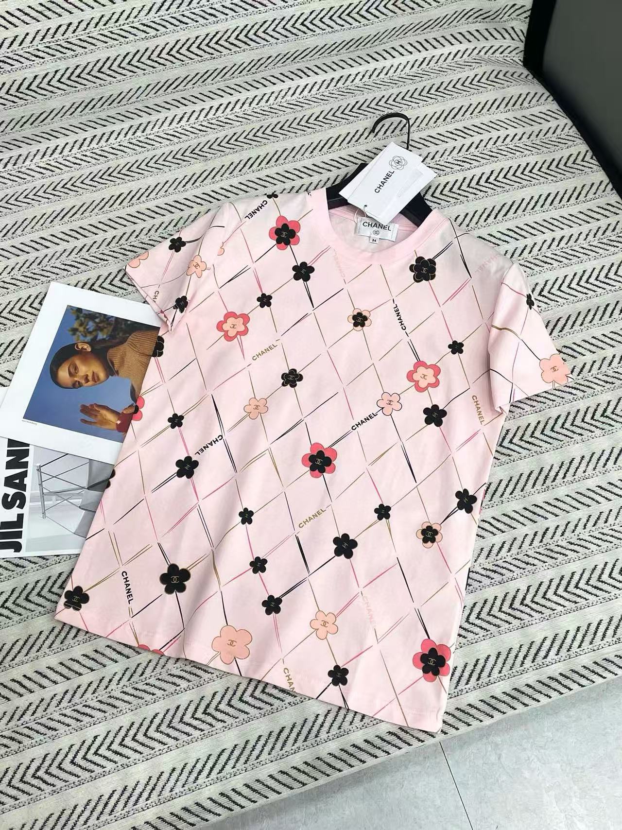 CHANE1 カメリアロゴプリントTシャツ【50％割引+送料無料】
