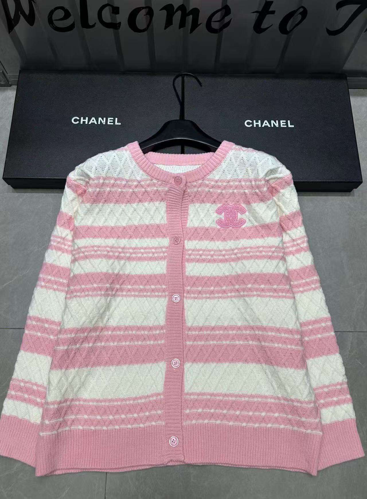 CHANE1 ダブルC ピンク＆ホワイト ウールカーディガン【50％割引+送料無料】