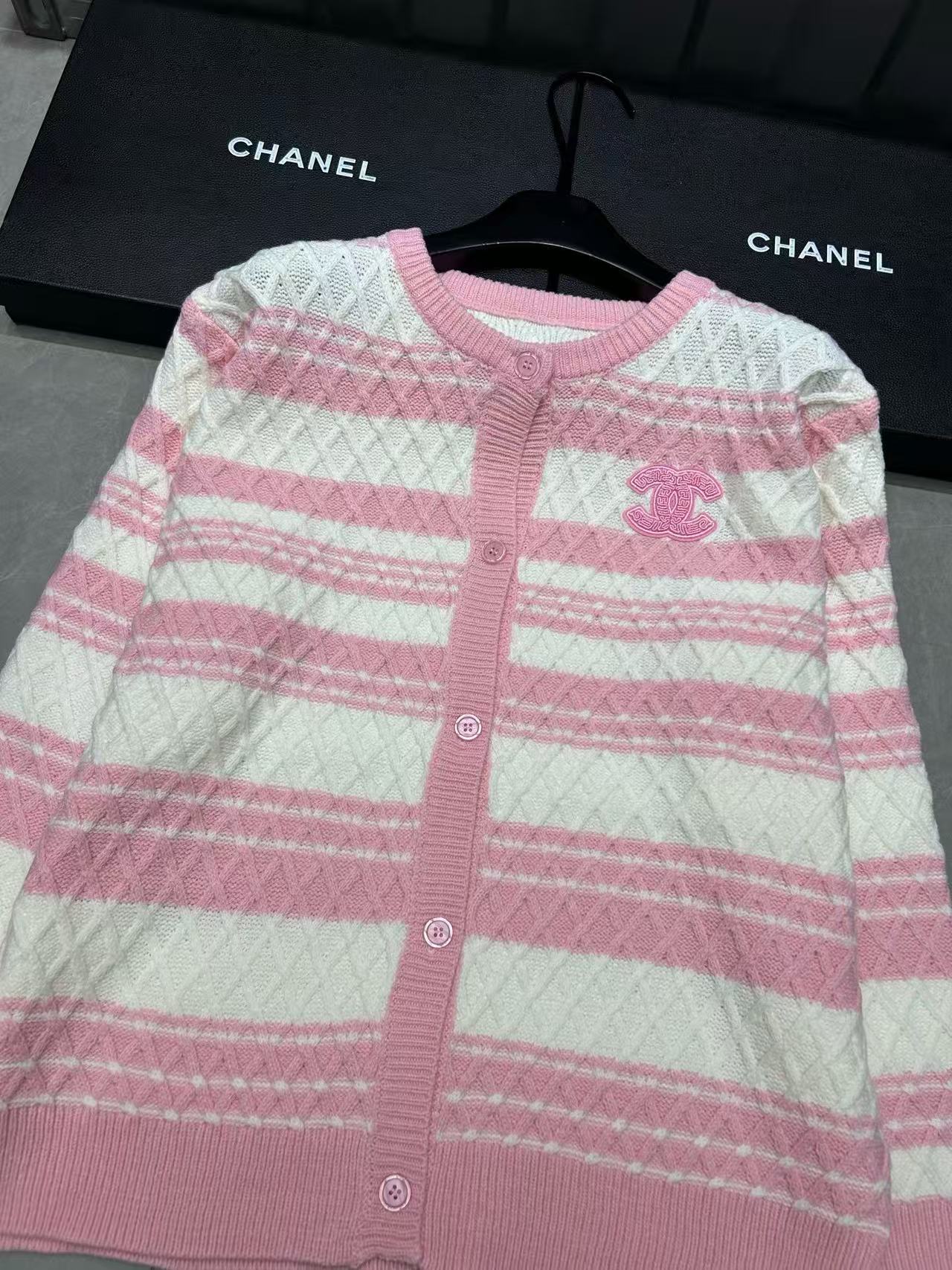 CHANE1 ダブルC ピンク＆ホワイト ウールカーディガン【50％割引+送料無料】