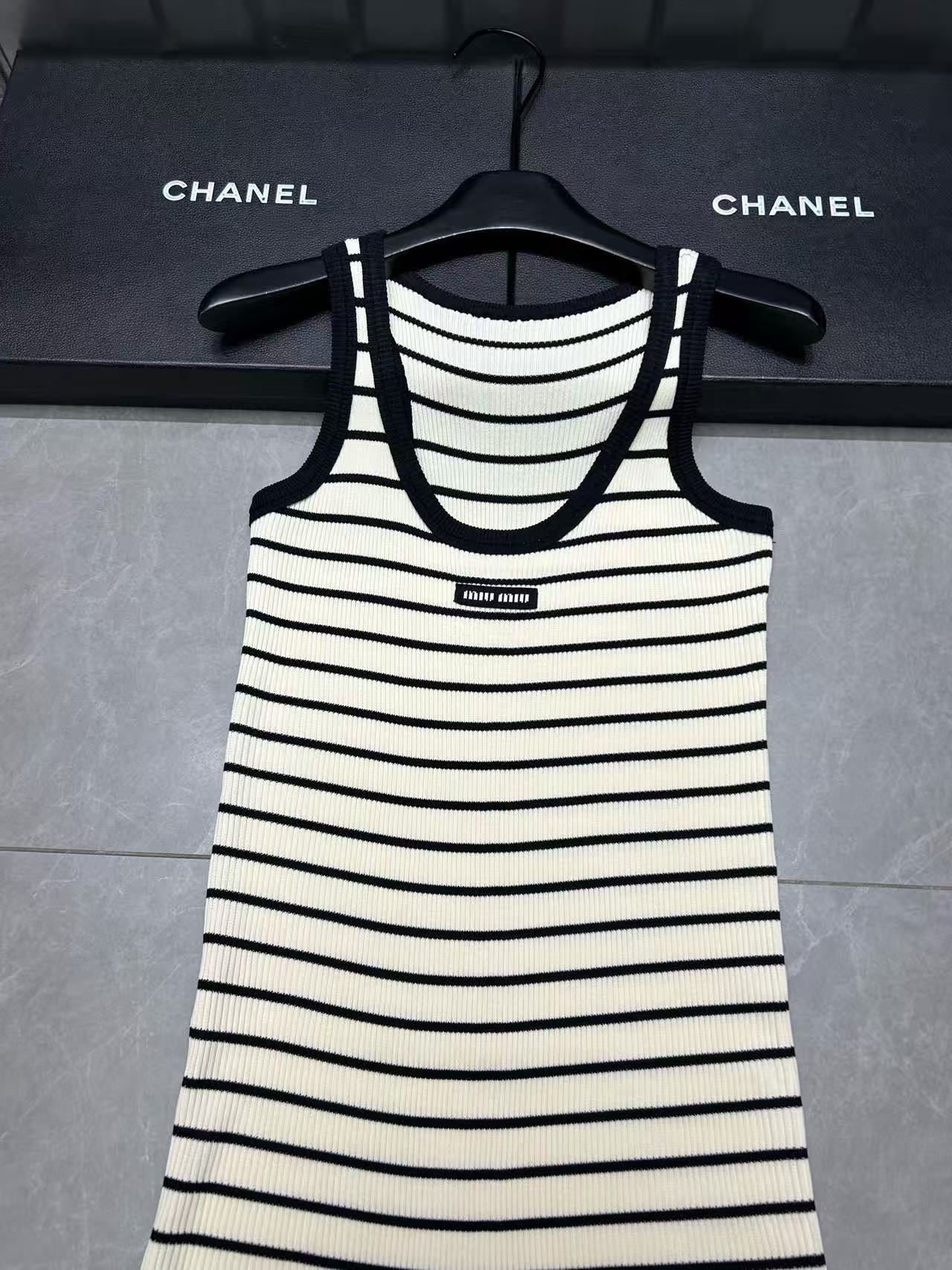 M1UM1U ストライプ柄シンプルノースリーブワンピース【50％割引+送料無料】