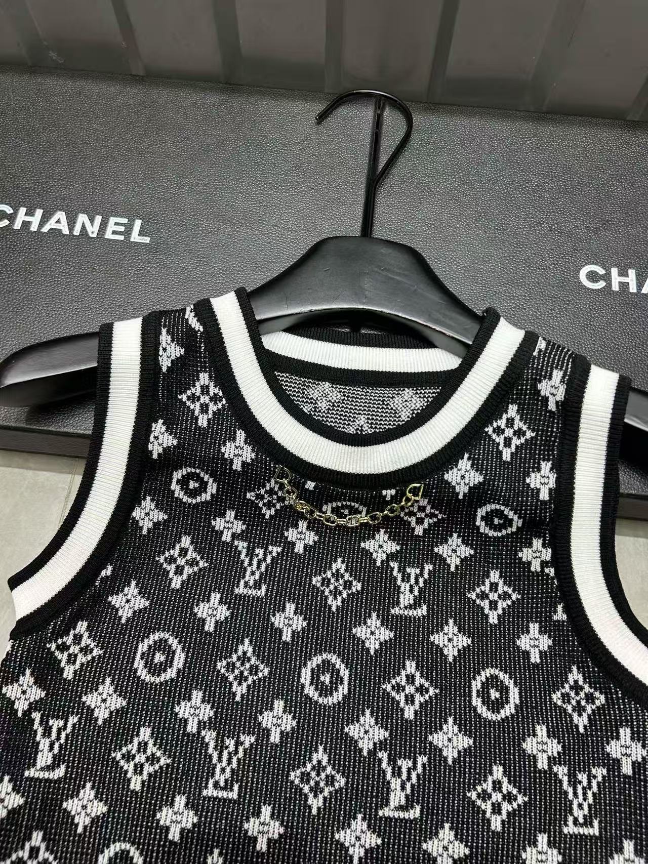 LVチェーンプリントウールベスト【50％割引+送料無料】