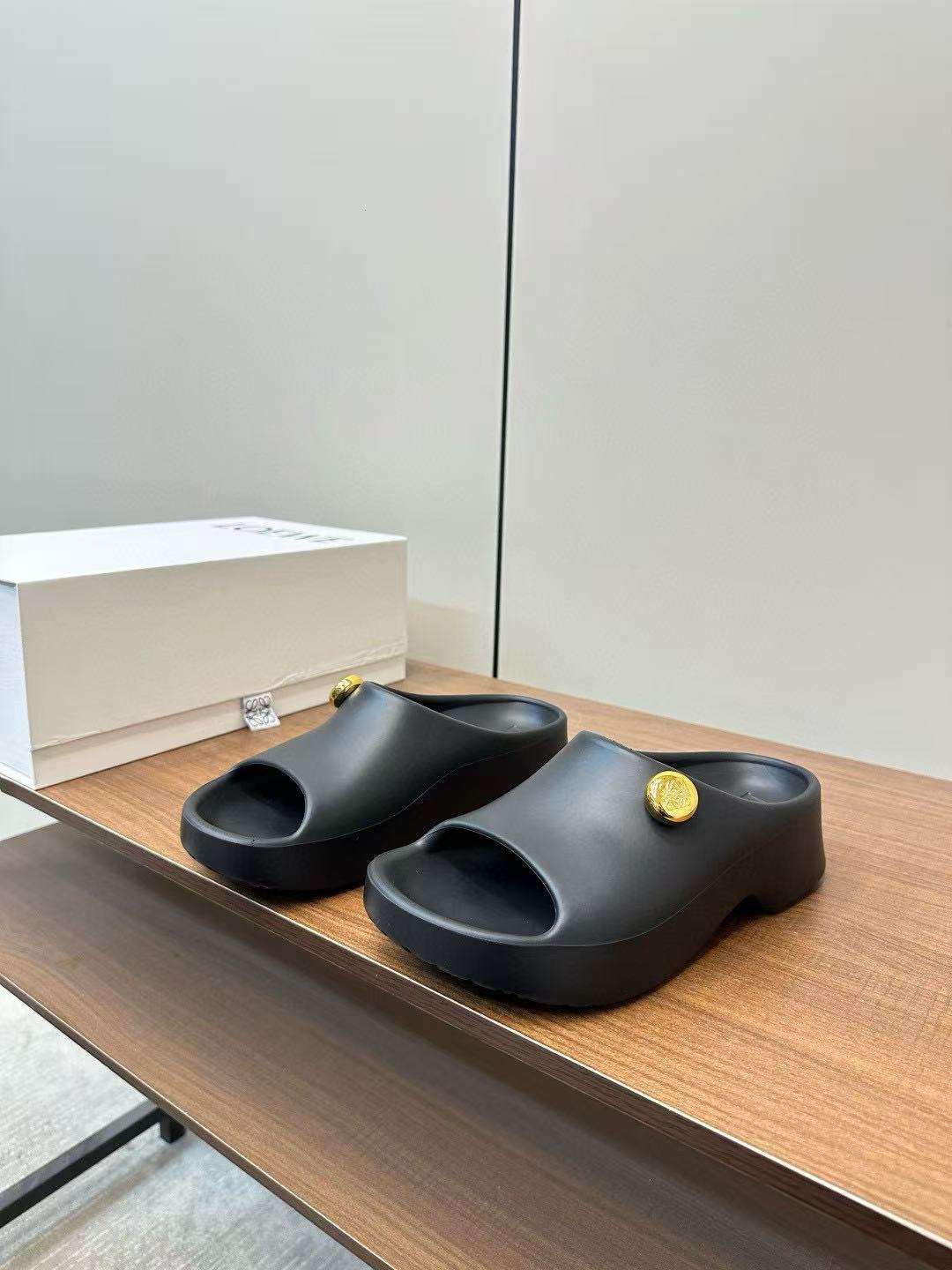 L0WEWの高品質ビーチスリッパ【50％割引+送料無料】