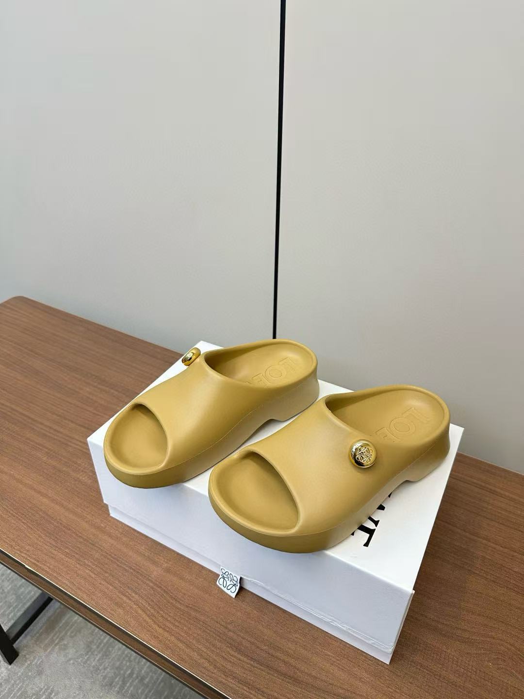 L0WEWの高品質ビーチスリッパ【50％割引+送料無料】