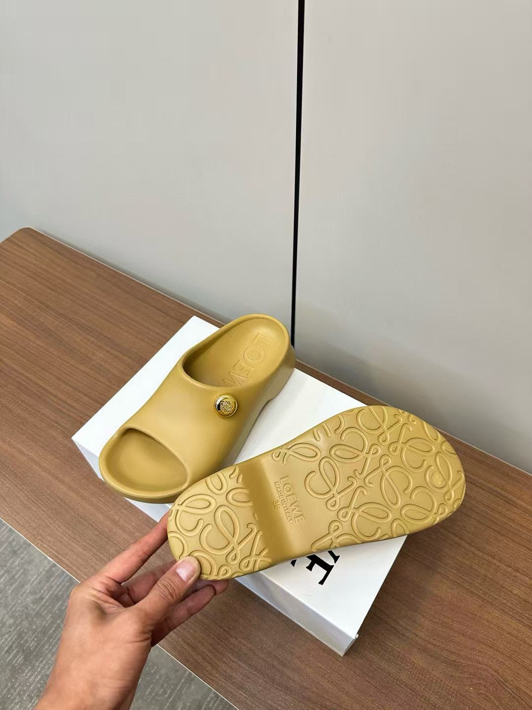 L0WEWの高品質ビーチスリッパ【50％割引+送料無料】