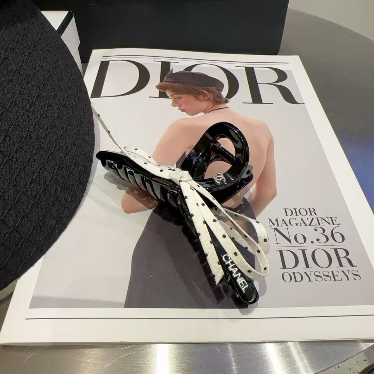 CHANE1 黒と白の水玉模様のヘアピン【50％割引+送料無料】