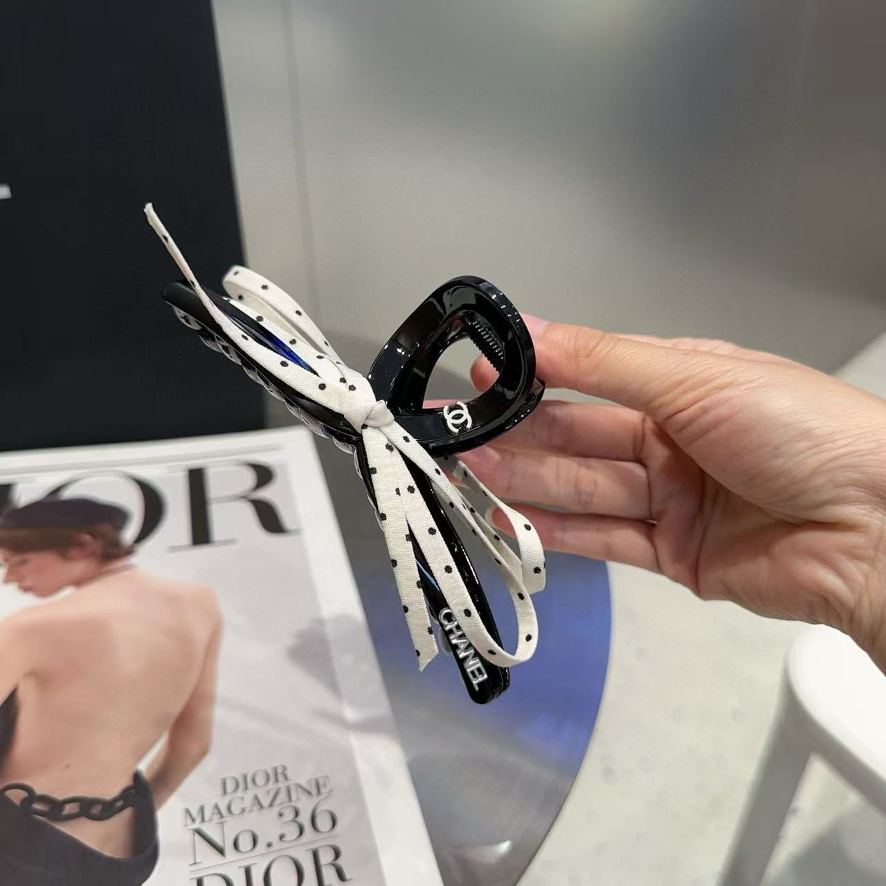 CHANE1 黒と白の水玉模様のヘアピン【50％割引+送料無料】