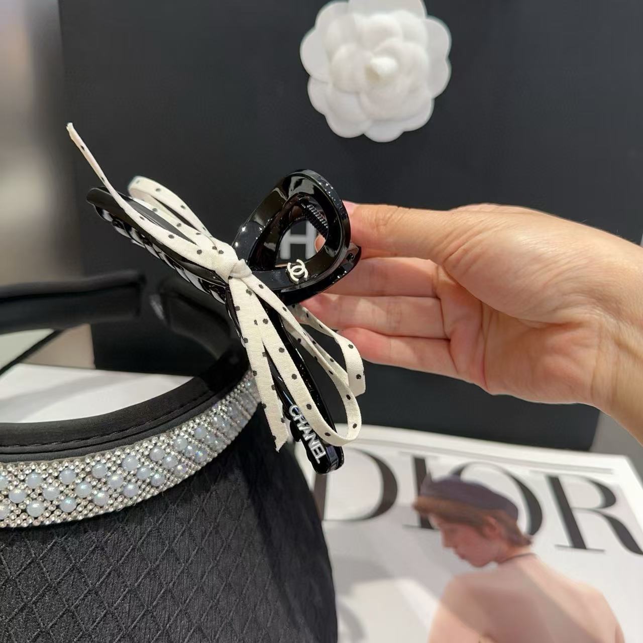 CHANE1 黒と白の水玉模様のヘアピン【50％割引+送料無料】