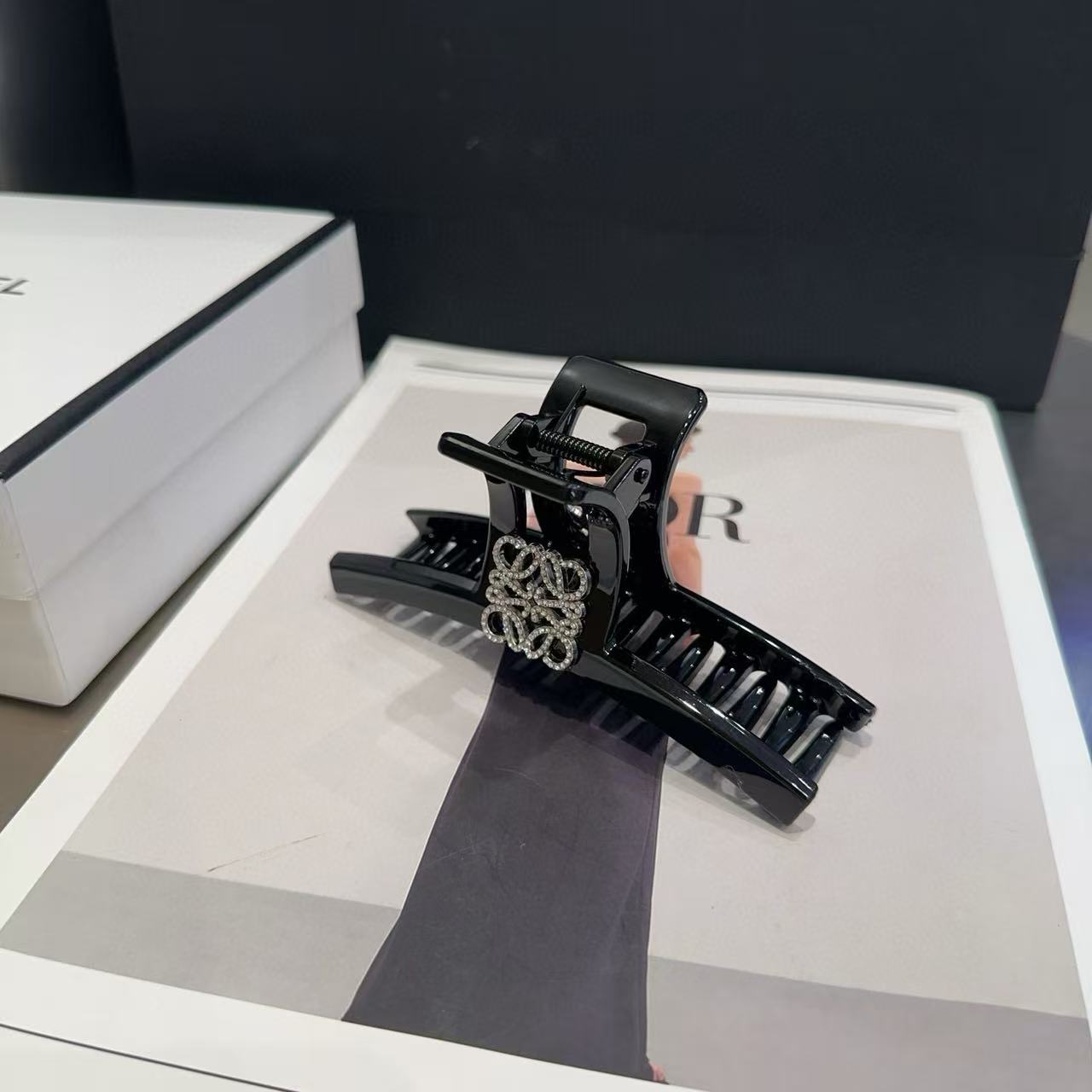 L0WEW ダイヤモンドロゴヘアピン【50％割引+送料無料】