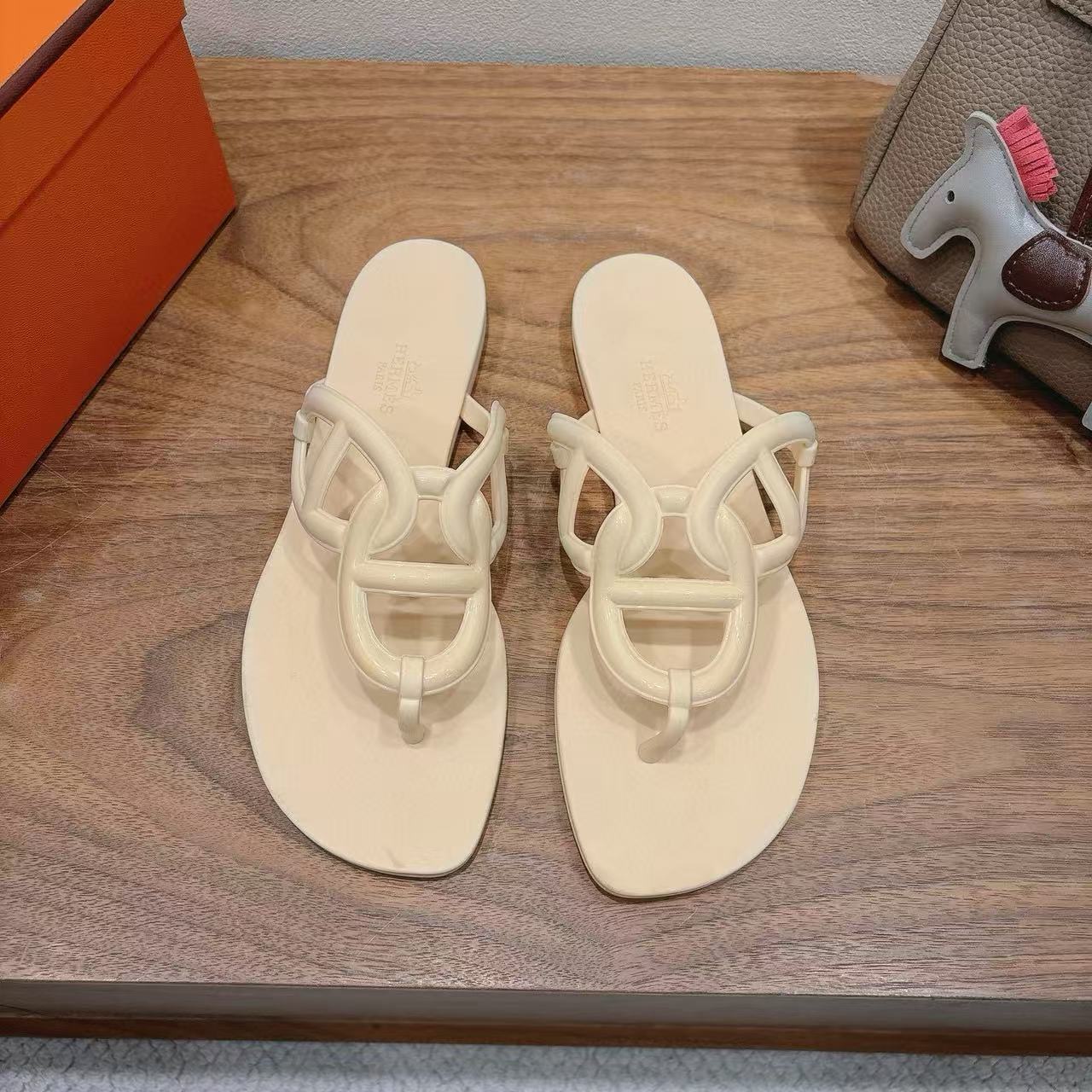 HERME5 高品質豚鼻スリッパ【50％割引+送料無料】