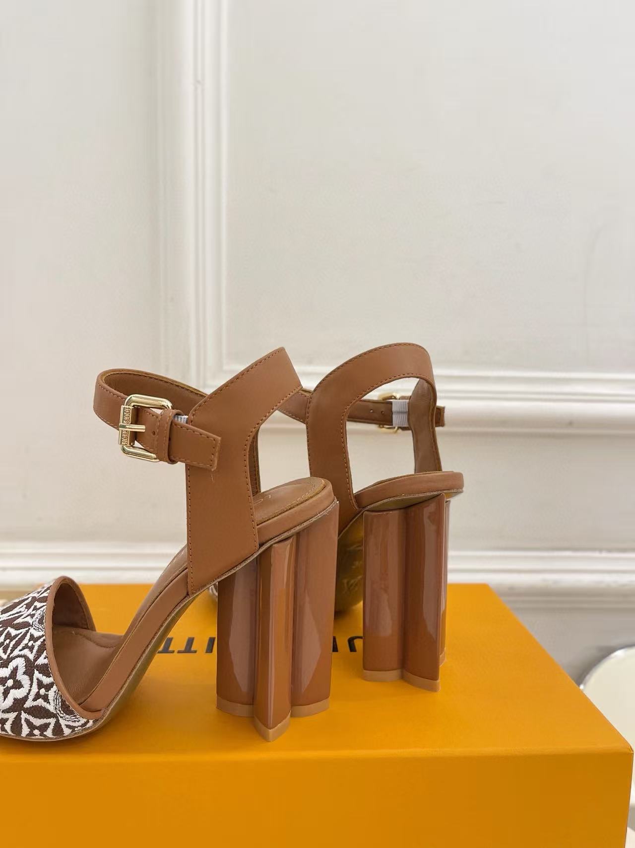 LVの高品質刺繍プリントハイヒールサンダル【50％割引+送料無料】