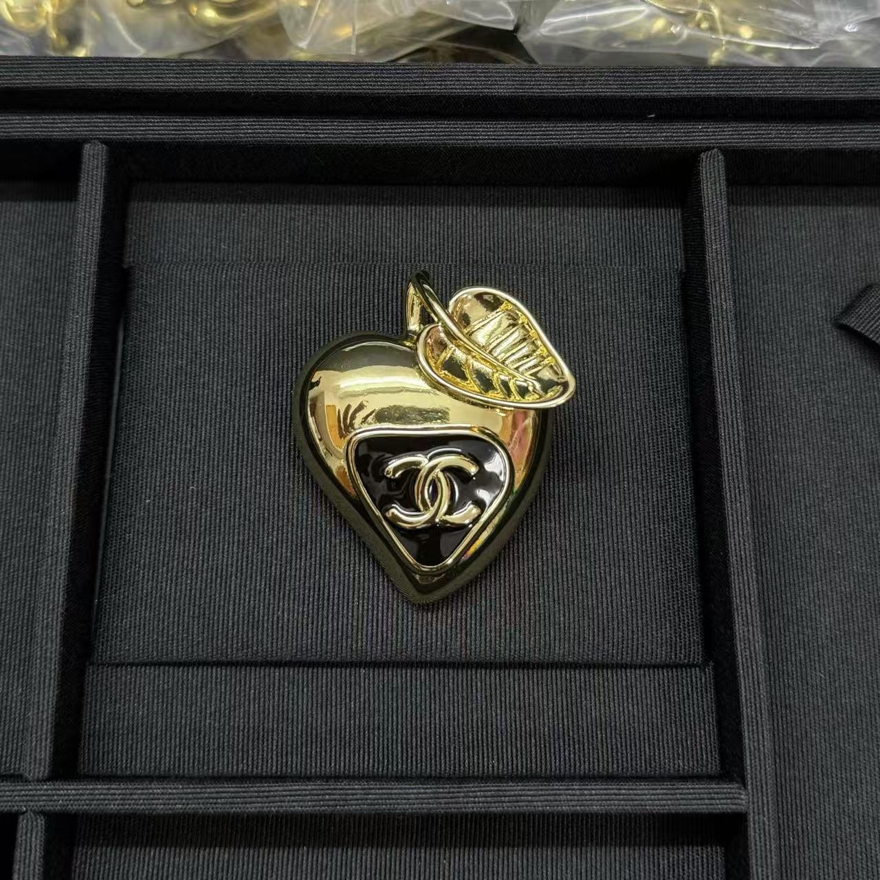 CHANE1 ダブルCハートブローチ【50％割引+送料無料】