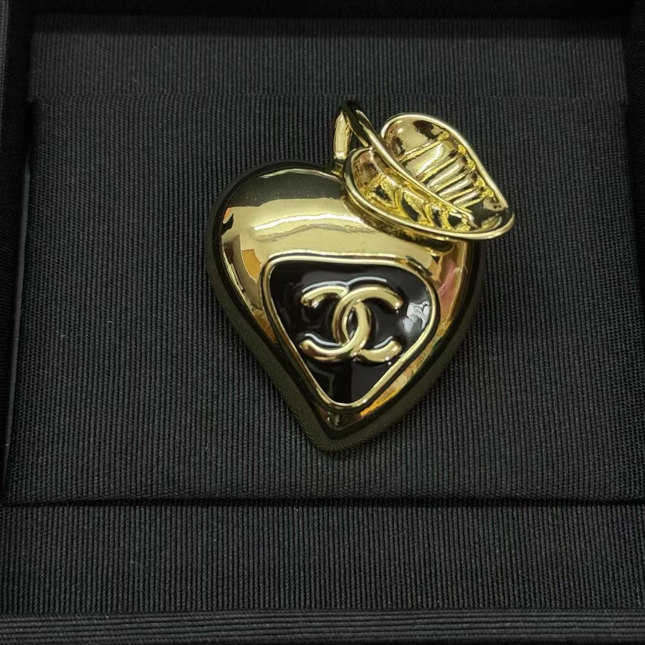 CHANE1 ダブルCハートブローチ【50％割引+送料無料】