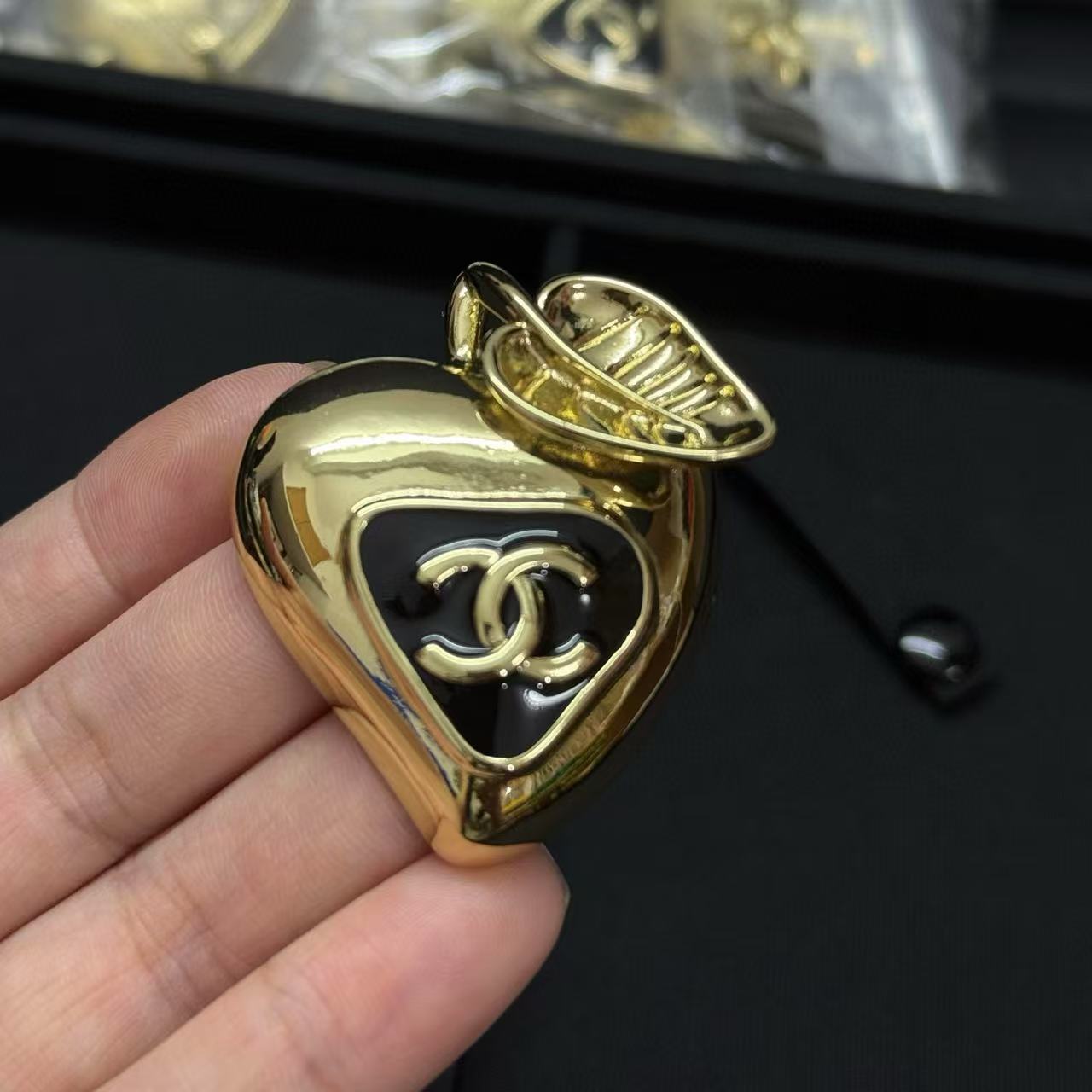 CHANE1 ダブルCハートブローチ【50％割引+送料無料】
