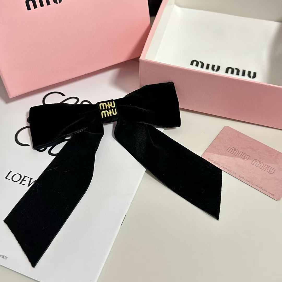 M1UM1U シンプルベルベットレターヘアピン【50％割引+送料無料】