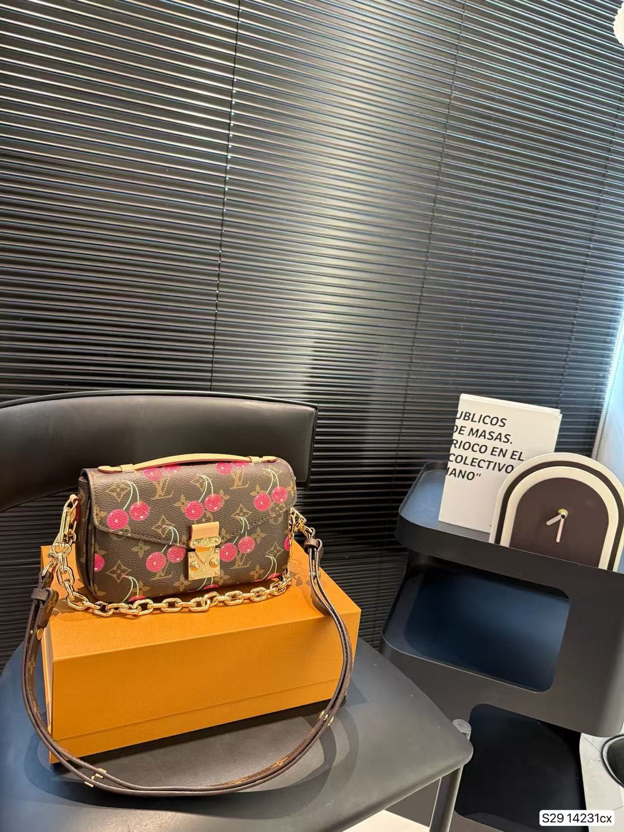 LVチェリーチェーンバッグ【50％割引+送料無料】