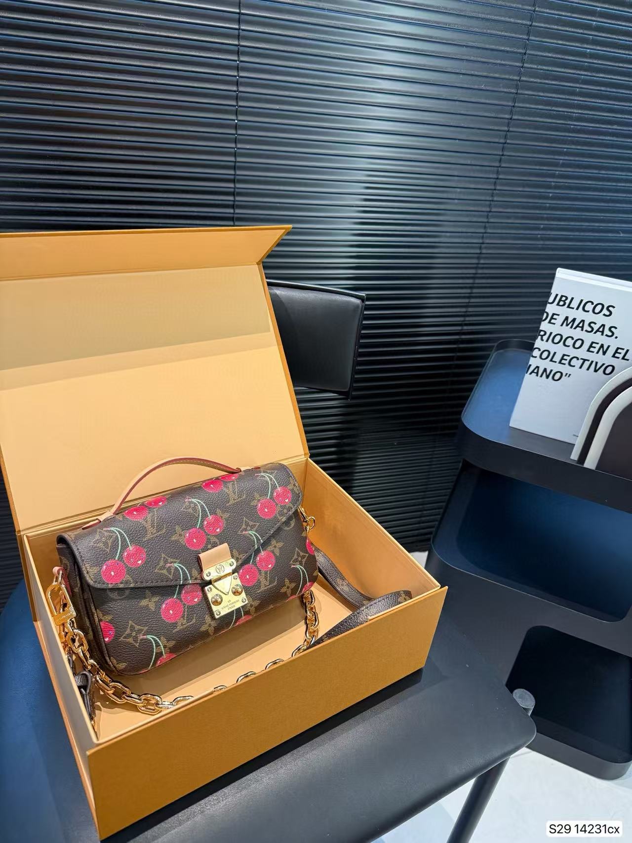 LVチェリーチェーンバッグ【50％割引+送料無料】