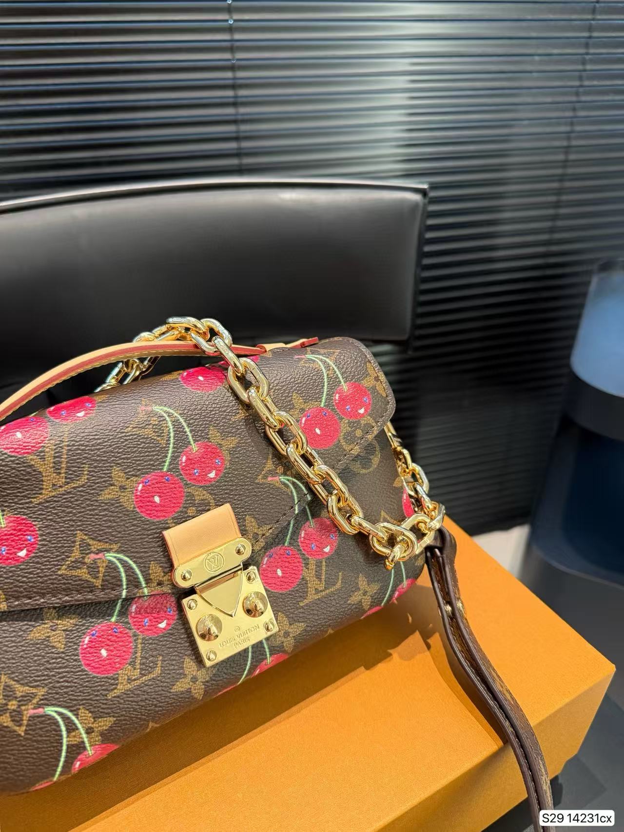 LVチェリーチェーンバッグ【50％割引+送料無料】