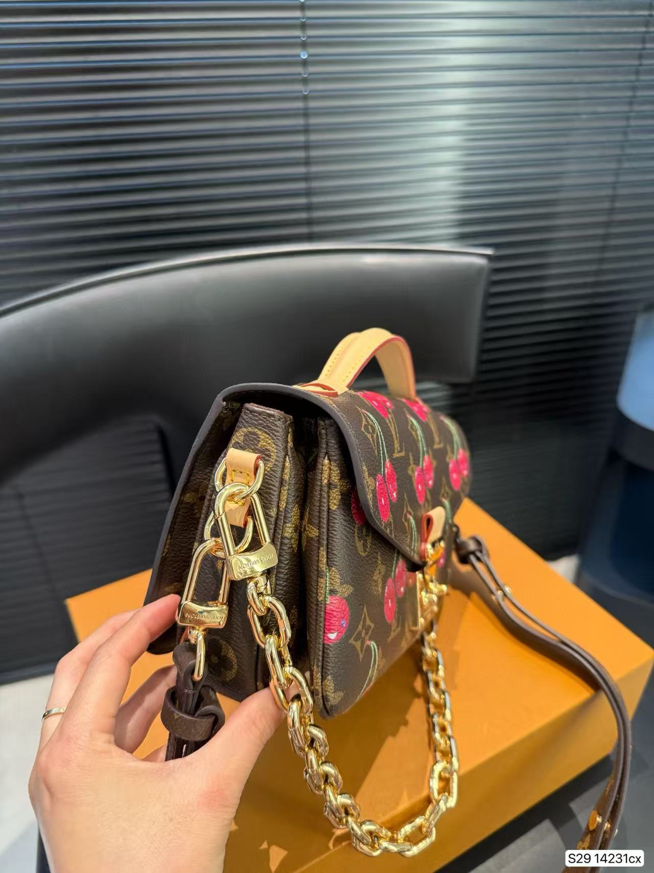 LVチェリーチェーンバッグ【50％割引+送料無料】