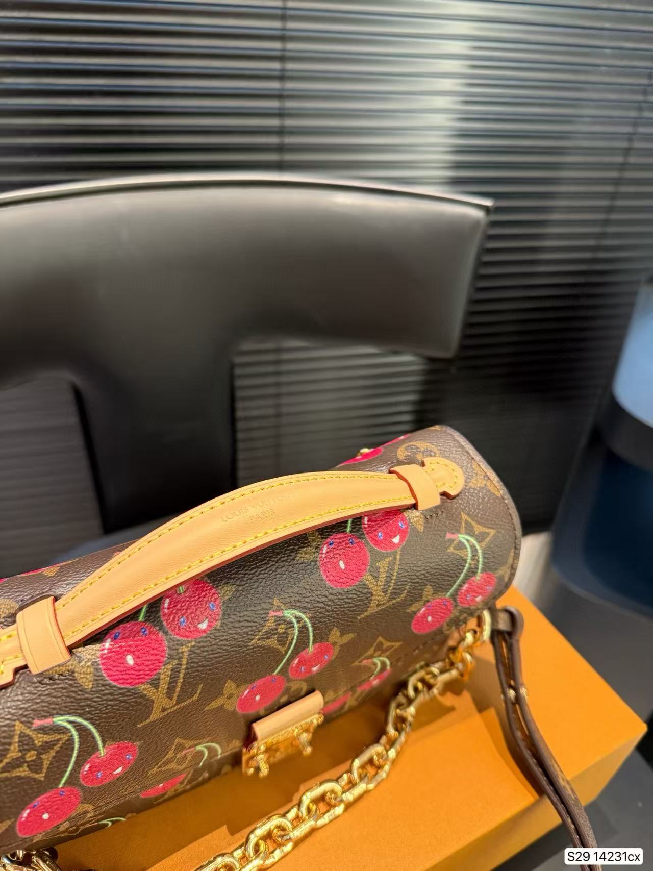 LVチェリーチェーンバッグ【50％割引+送料無料】