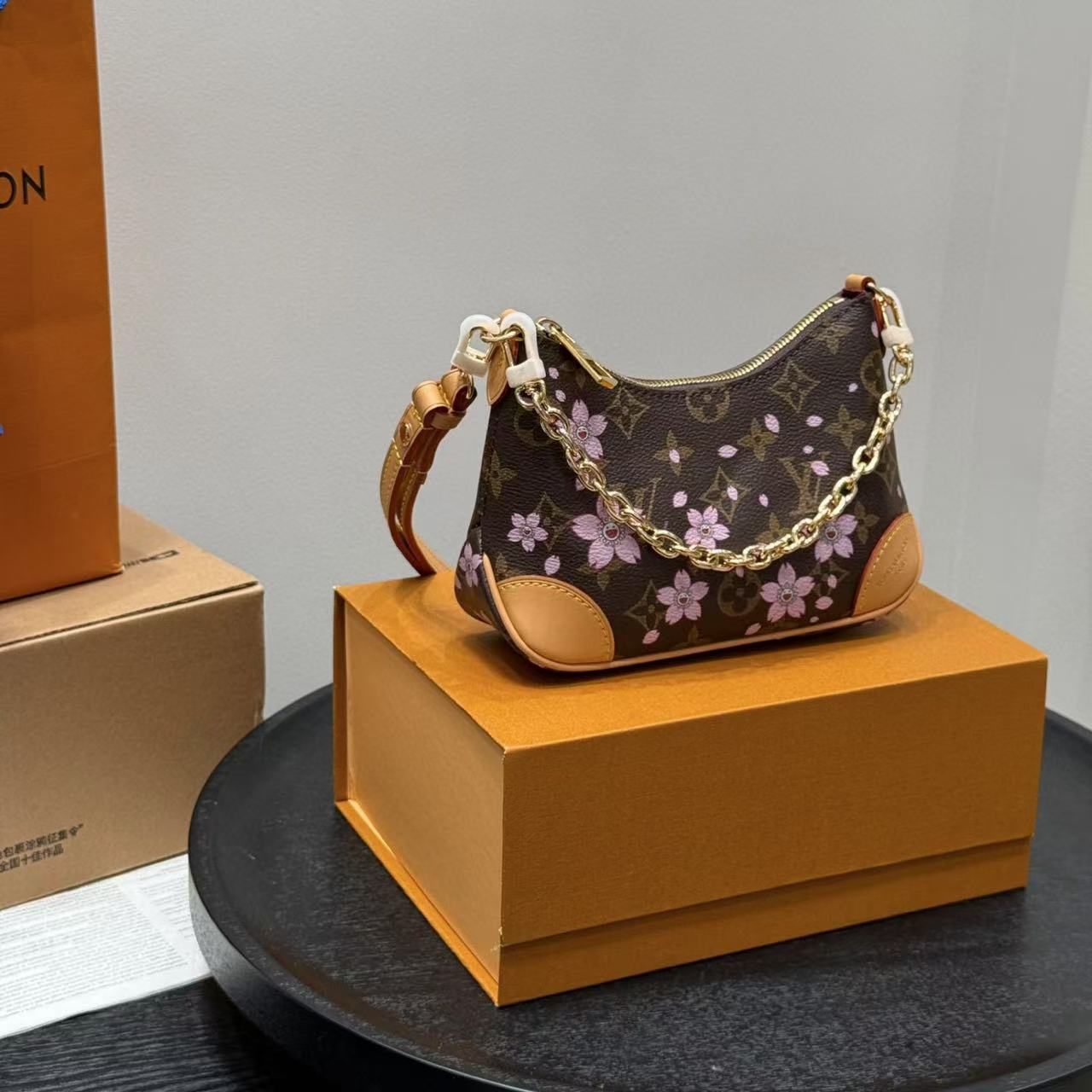 LVエンボス加工ホーンアンダーアームバッグ【50％割引+送料無料】