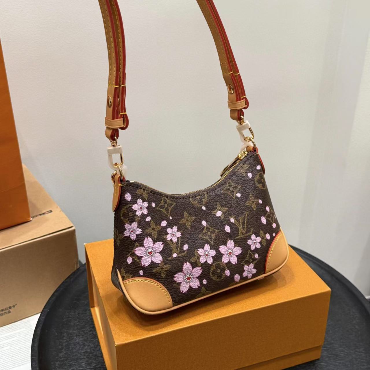 LVエンボス加工ホーンアンダーアームバッグ【50％割引+送料無料】