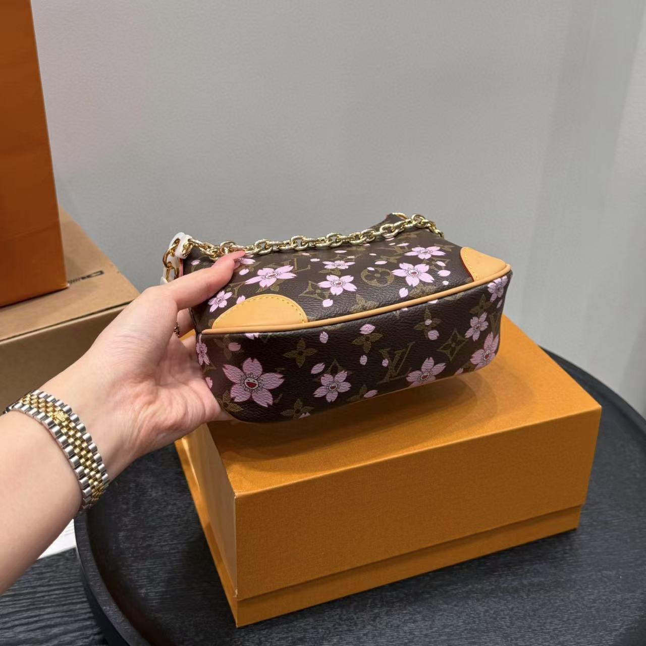 LVエンボス加工ホーンアンダーアームバッグ【50％割引+送料無料】