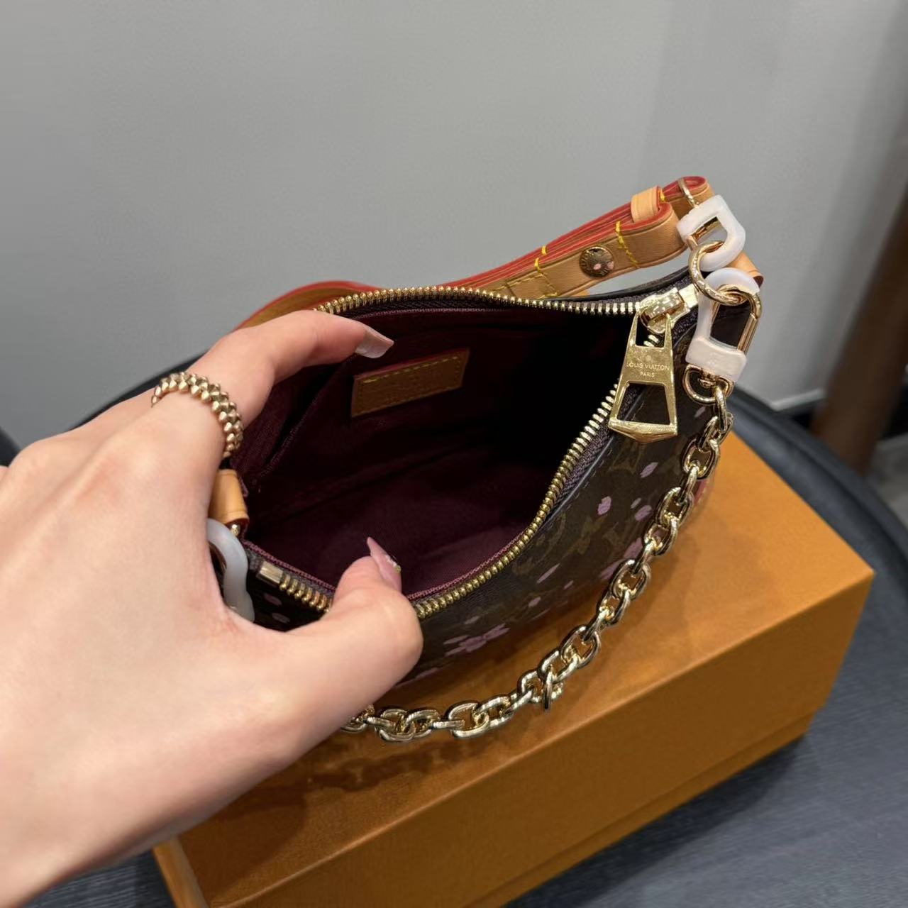 LVエンボス加工ホーンアンダーアームバッグ【50％割引+送料無料】