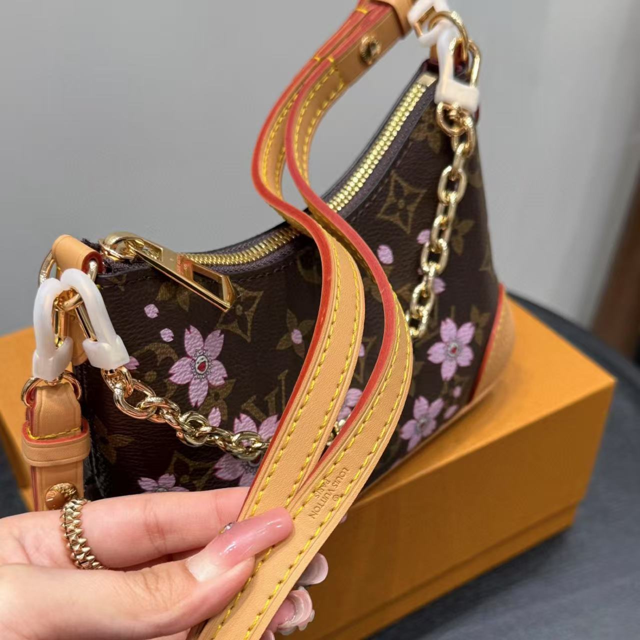 LVエンボス加工ホーンアンダーアームバッグ【50％割引+送料無料】