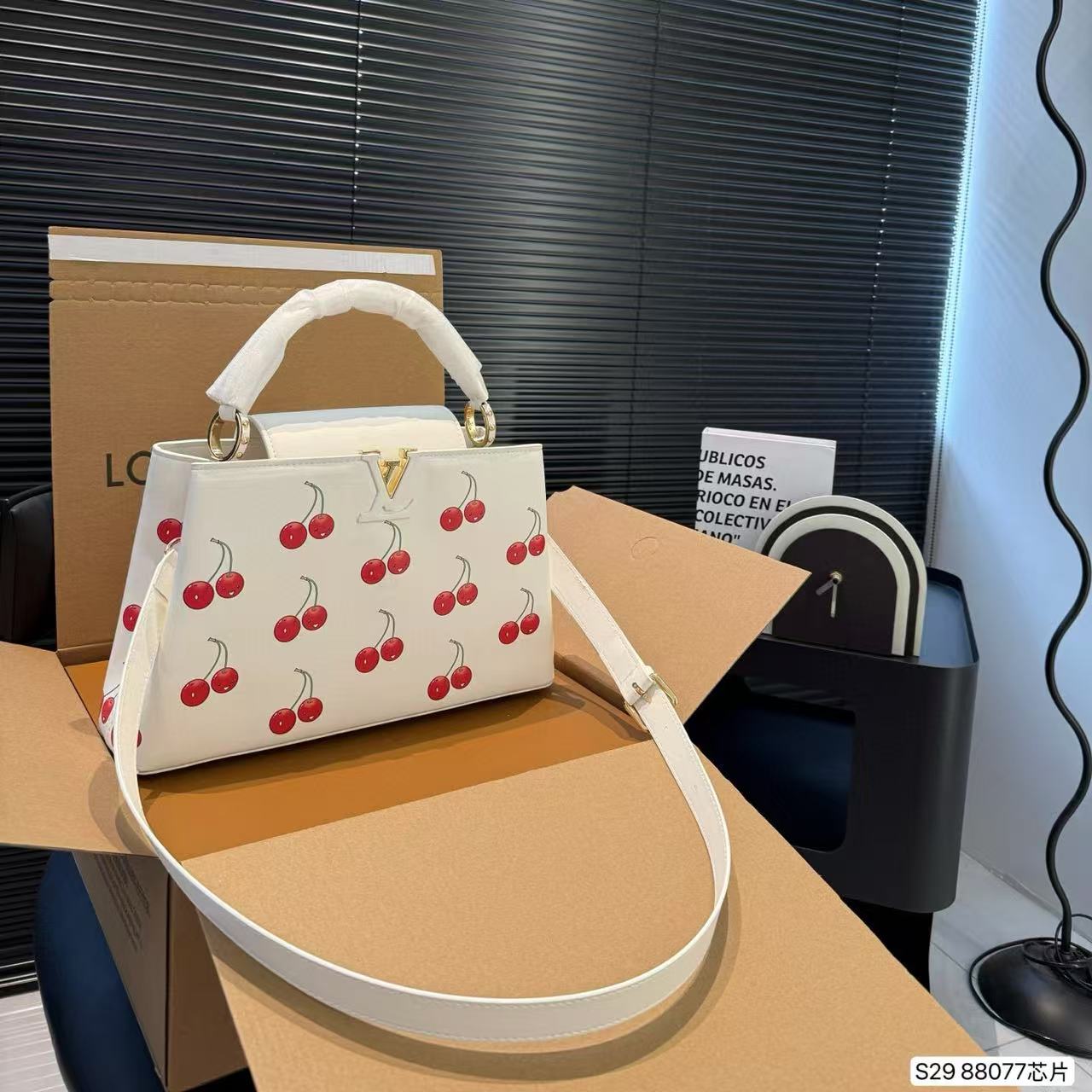 LV Capucinesチェリーハンドバッグ【50％割引+送料無料】