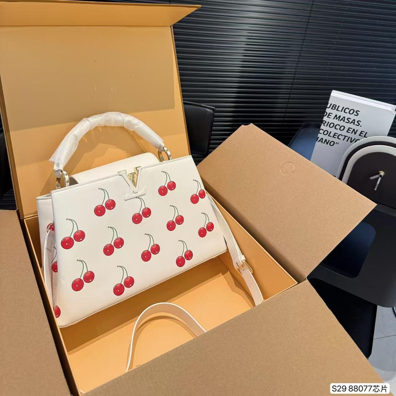 LV Capucinesチェリーハンドバッグ【50％割引+送料無料】