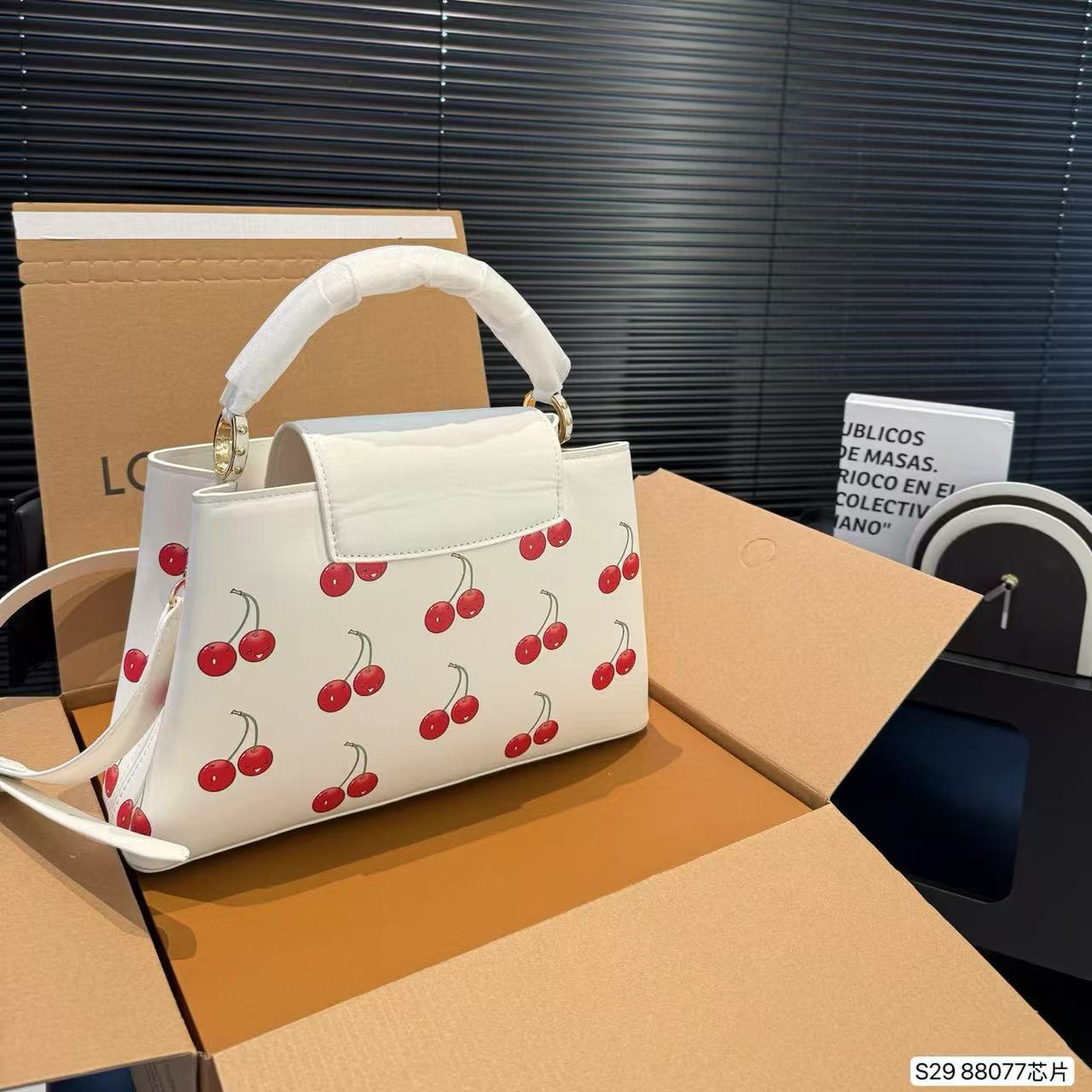 LV Capucinesチェリーハンドバッグ【50％割引+送料無料】