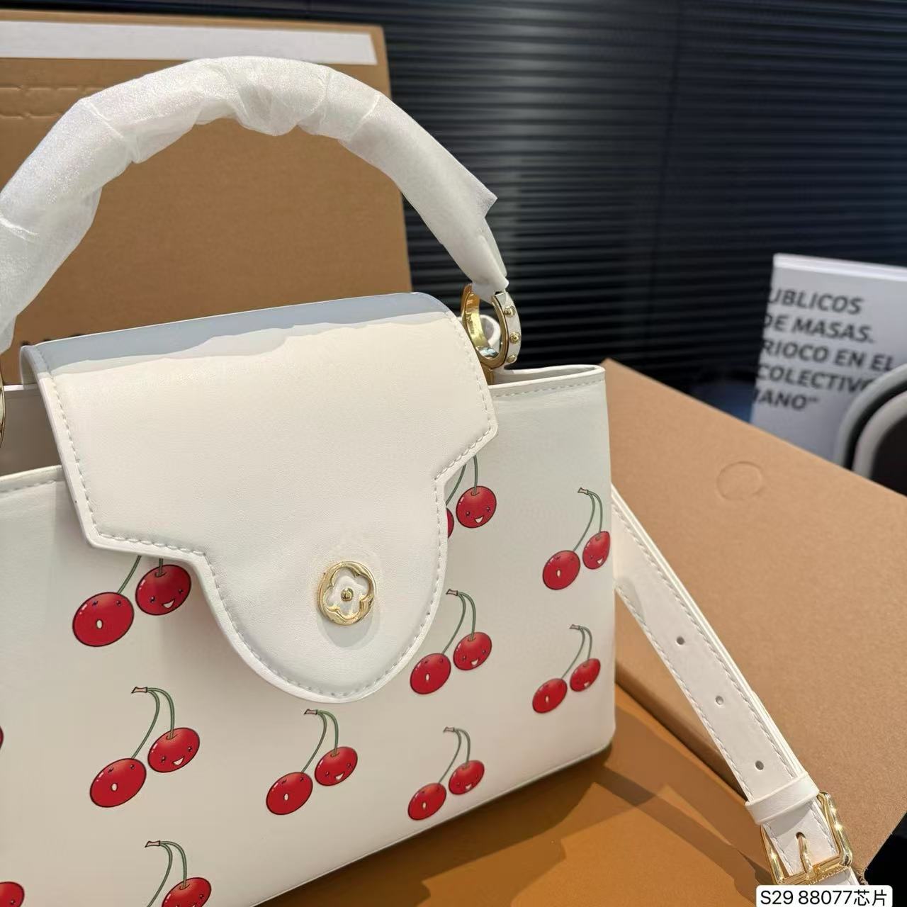 LV Capucinesチェリーハンドバッグ【50％割引+送料無料】