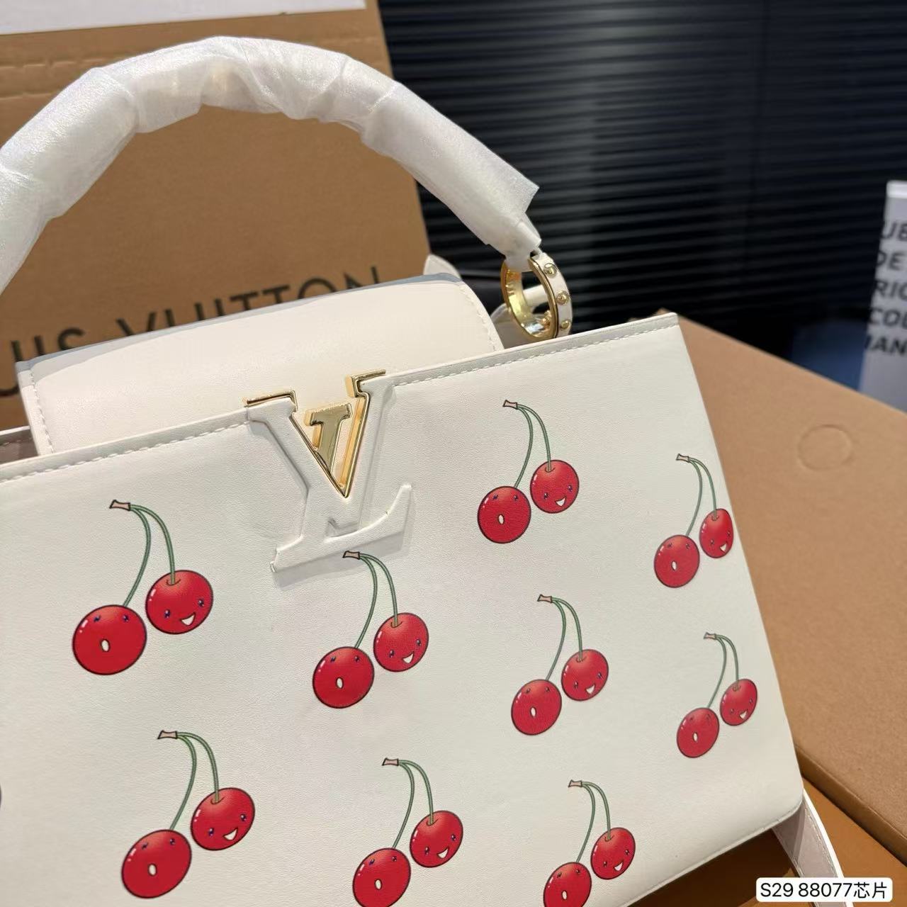 LV Capucinesチェリーハンドバッグ【50％割引+送料無料】