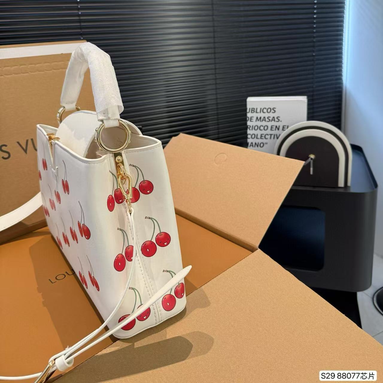 LV Capucinesチェリーハンドバッグ【50％割引+送料無料】