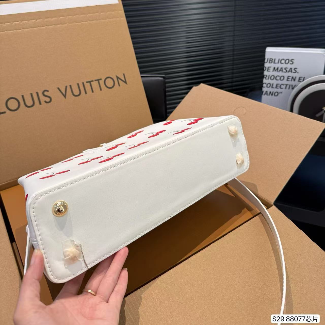 LV Capucinesチェリーハンドバッグ【50％割引+送料無料】