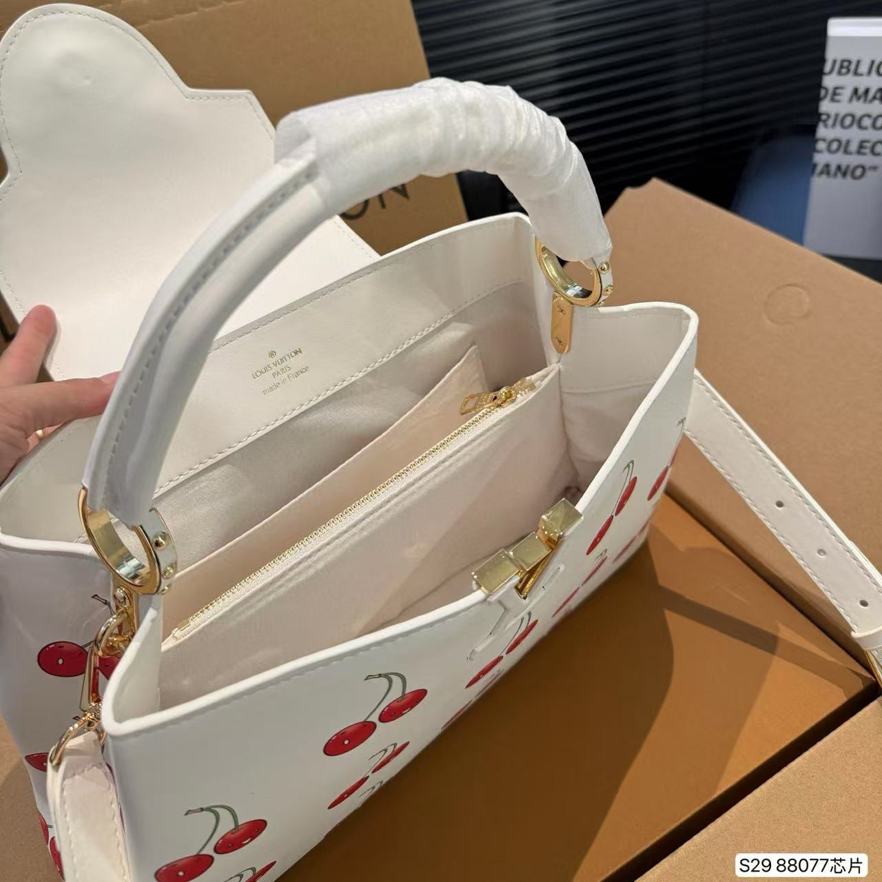 LV Capucinesチェリーハンドバッグ【50％割引+送料無料】