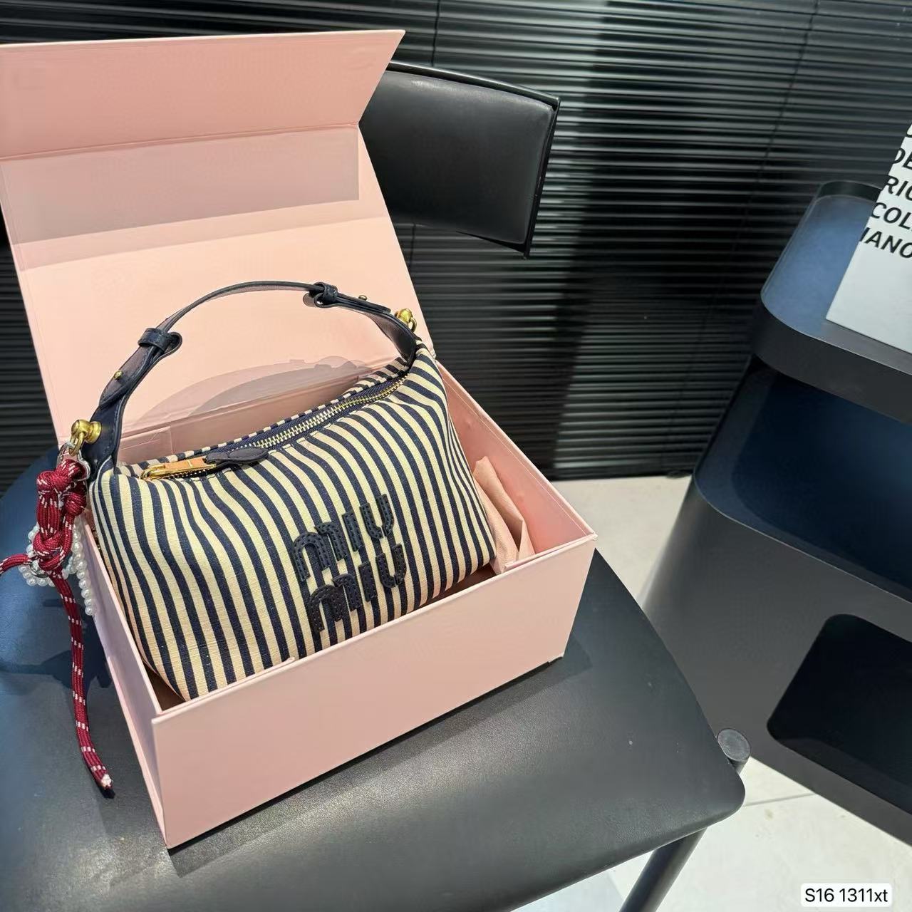 M1UM1U ストライプトートバッグ【50％割引+送料無料】