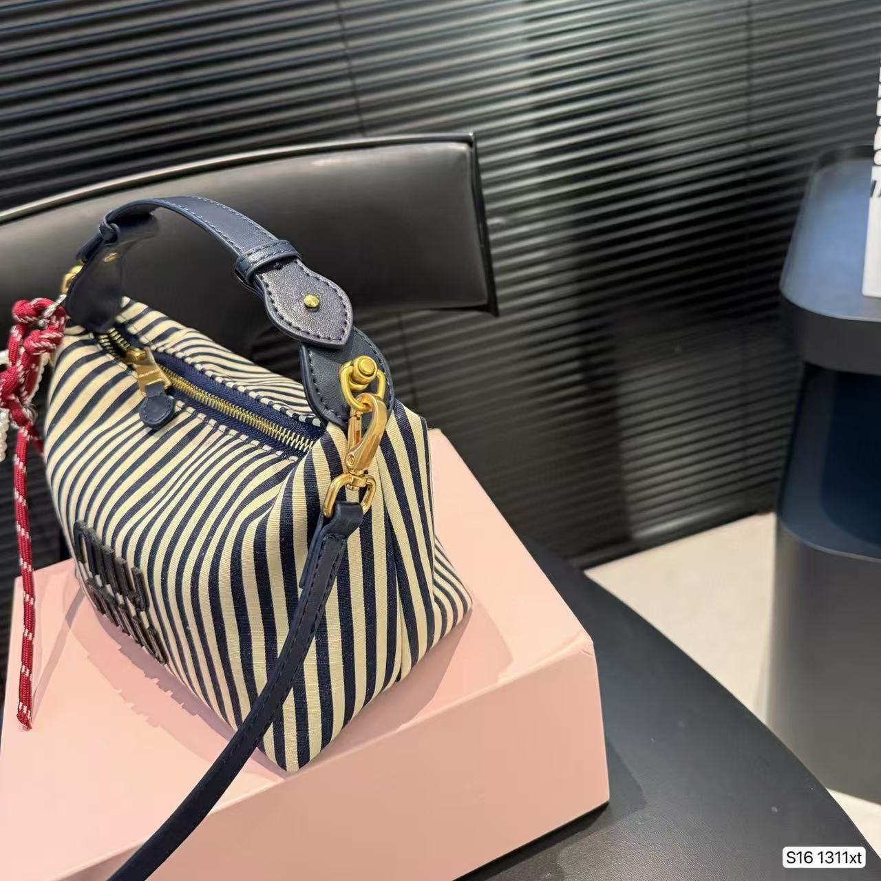 M1UM1U ストライプトートバッグ【50％割引+送料無料】