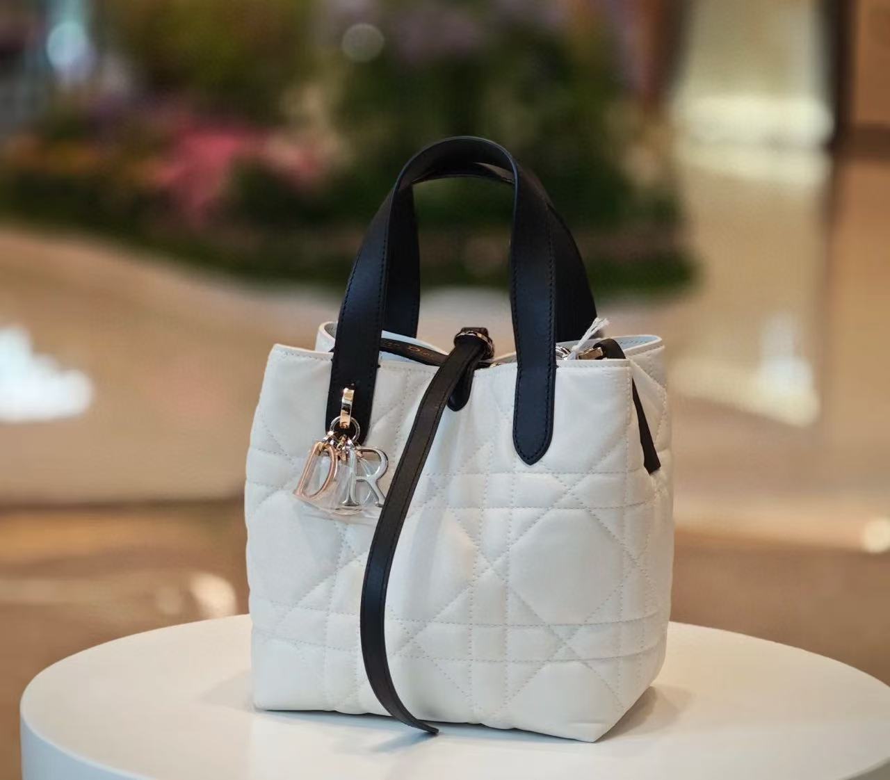 DI0Rのブラック＆ホワイトのカラーブロックハンドバッグ【50％割引+送料無料】